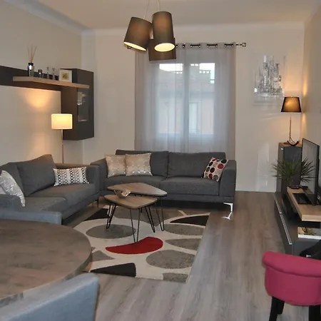 Le Calme Au Centre A 10 Minutes A Pied De La Croisette Et Des Plages Apartman *